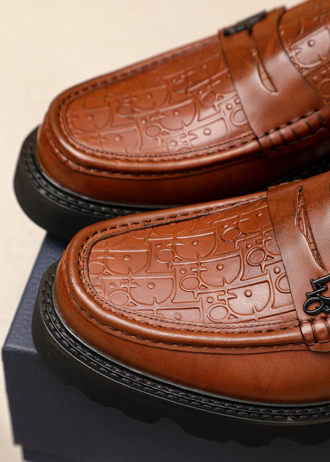 Men's shoes 💰480 💐 Product trademark: Dior "Dior" casual leather shoes Regular size: 39-44 (45🉑️customized) Product materials: Selected Italian imported first-layer calfskin embossed upper + classic hardware buckle, imported water-dyed 🐂 cowhide lining. Strong three-dimensional visual effect, original outsole color: 1⃣️color optional